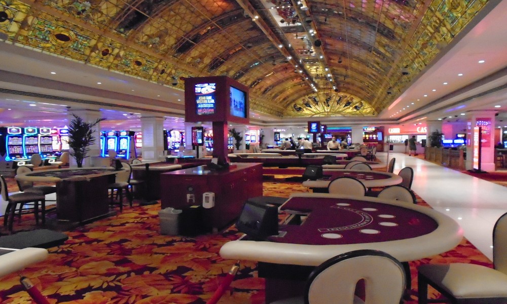 How does lighting quality affect live baccarat visibility?